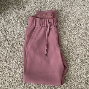 Lululemon On the Fly 7/8 pants Size 2